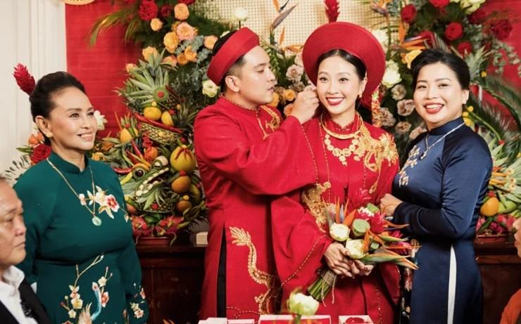 Tenues traditionnelles vietnamiennes de couleur rouges, signe de chance.