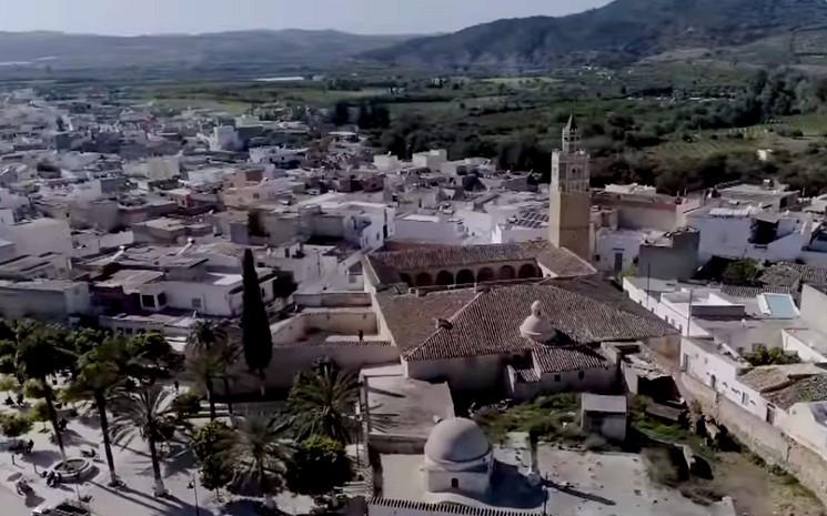 testour vue aérienne de la ville.jpg