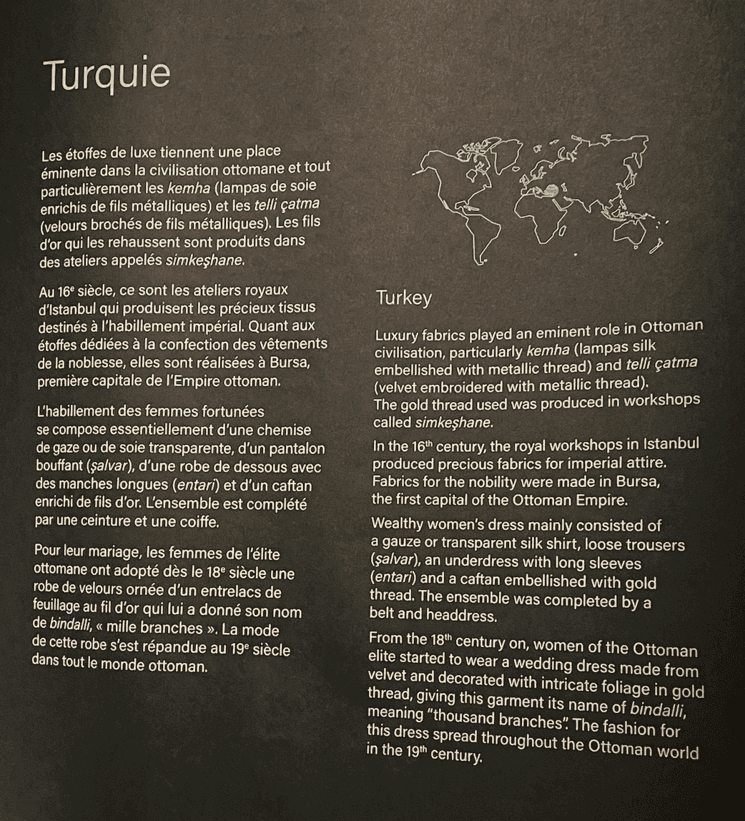 Panneau explicatif sur l’histoire des costumes traditionnels turcs au musée du Quai Branly à Paris