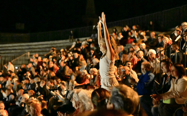 Rose Barbantan s'est produite au Théâtre Antique d'Arles, le 21 septembre 2024, après dix ans à l'étranger.