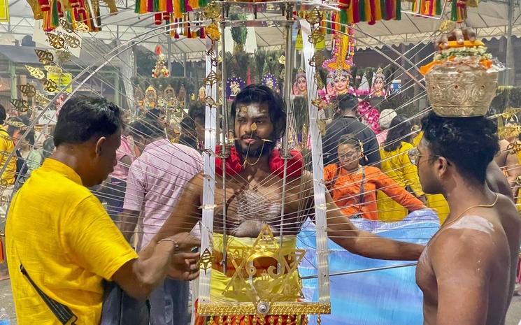 Un fidèle portant un kavadi au départ de la procession de Thaipusam.