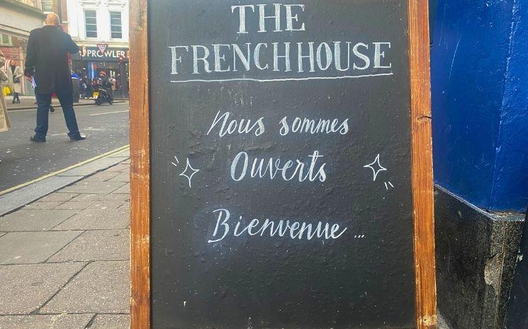 the French house, pancarte d'entrée