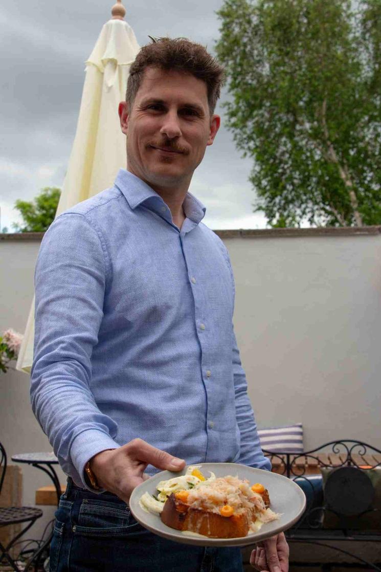 Colin qui présente le Crab Toast