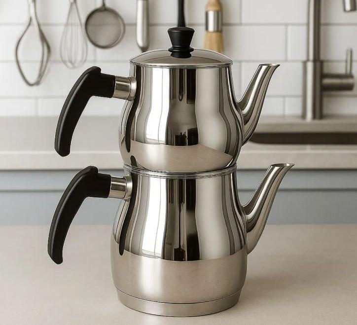 Théière turque en inox moderne utilisée dans les foyers pour la préparation traditionnelle du thé.