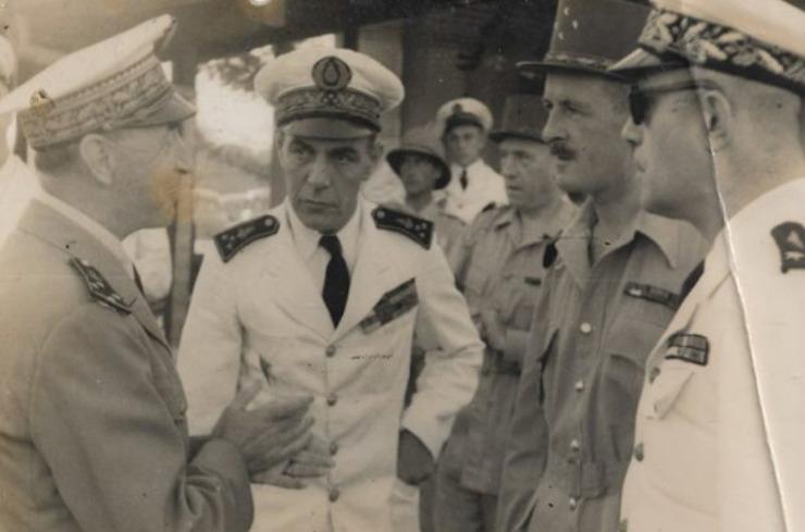 Thierry d’Argenlieu (à gauche, de profil), en discussion avec le général Leclerc