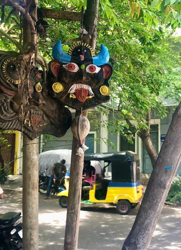 Un masque de Thirusti Bommai dans la rue à Pondichéry