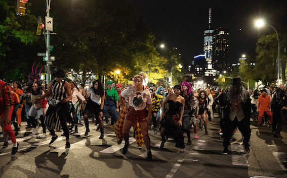 La danse des zombies sur Thriller pendant la parade d'Halloween