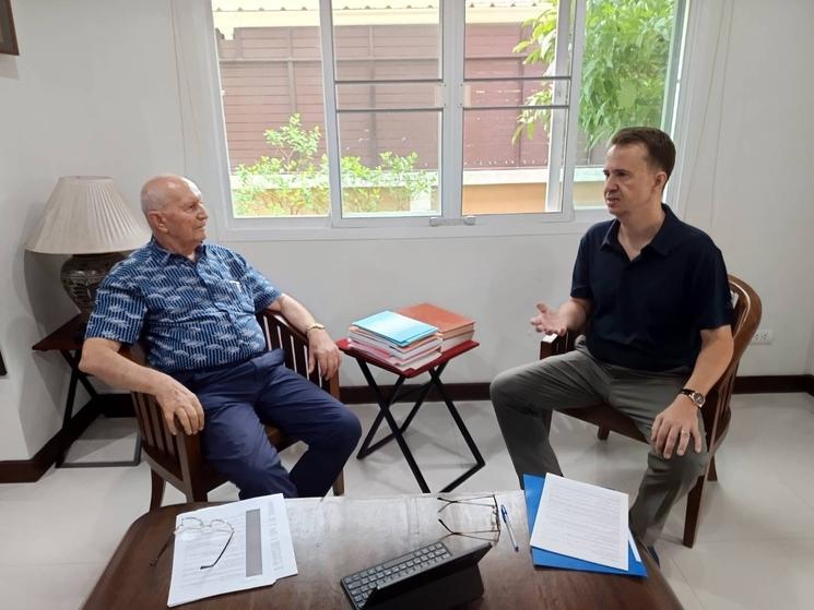 Raphaël (à droite), avec Louis Gabaude, expert sur le bouddhisme Theravada