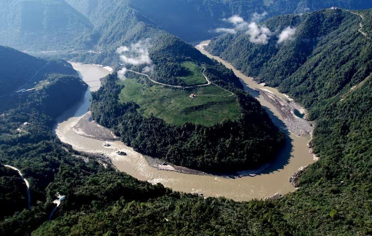 Vue aérienne d’une section du fleuve Yarlung Tsangpo