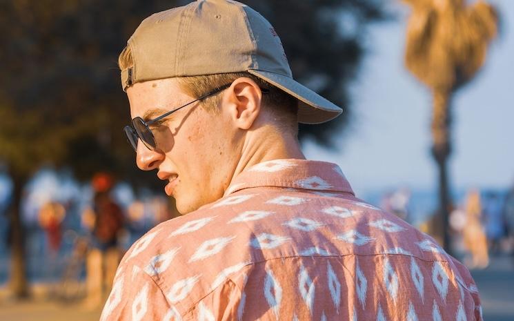 casquette, lunettes et chemise à la barcelonaise