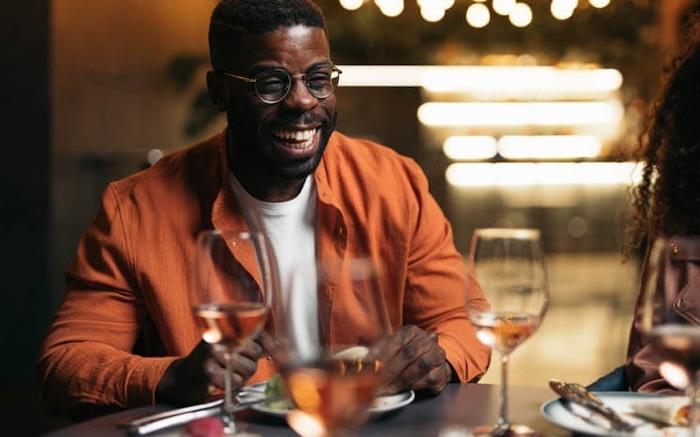 personne de couleur en train de rire lors d'un timeleft