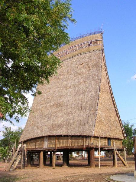 Toits des maisons sur les hauts plateaux au Vietnam