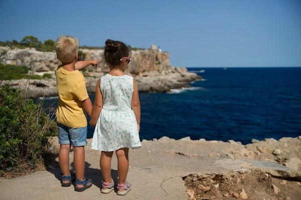 des enfants en expatriation qui mélangent leur culture et regardent la mer