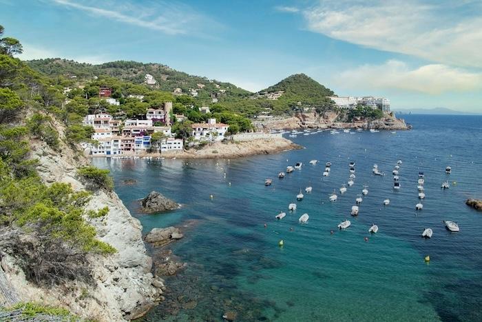 crique avec vue sur mer et bateaux à Tossa de mar en catalogne