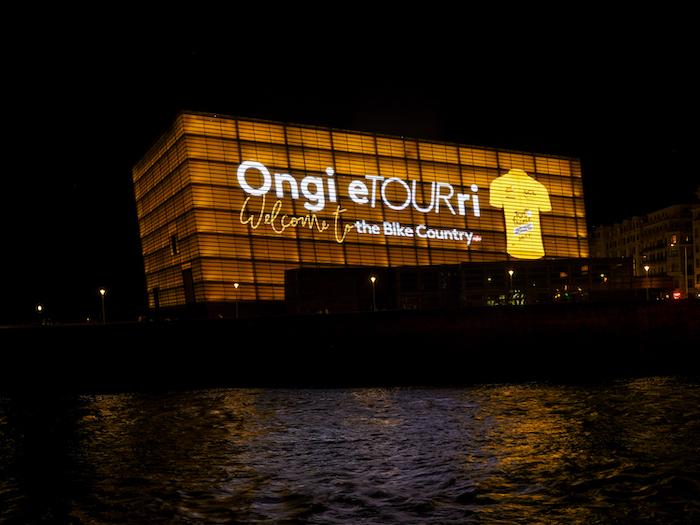 bâtiment de Bilbao en jaune