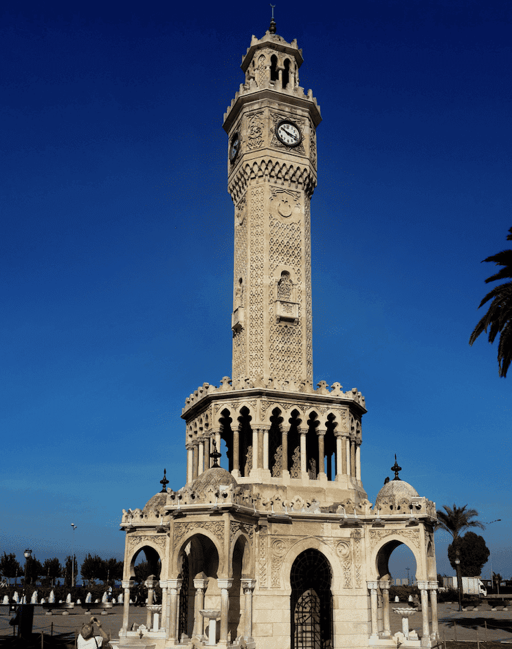 Photo de la Tour de l’Horloge d’Izmir, un monument emblématique de la place Konak, sous un ciel bleu éclatant.
