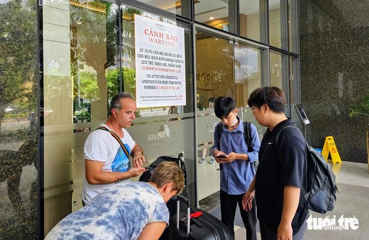 Des touristes déçus de voir un écriteau expliquant l’interdiction des locations de courte durée