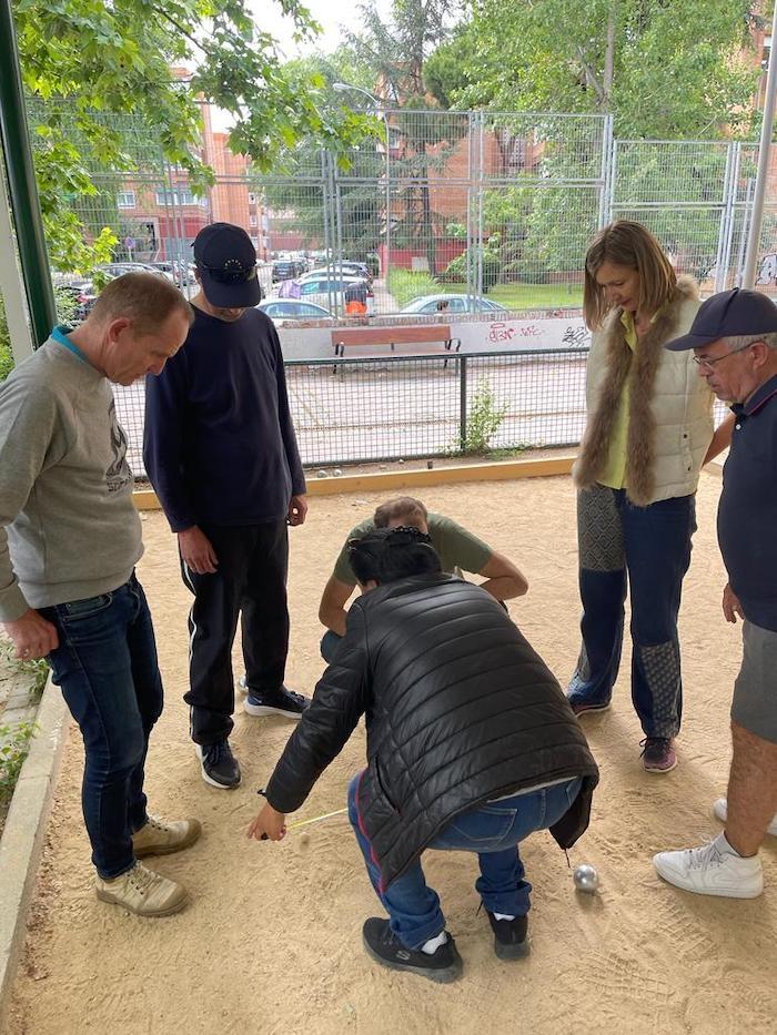 les joueurs de pétanque regardent la boule