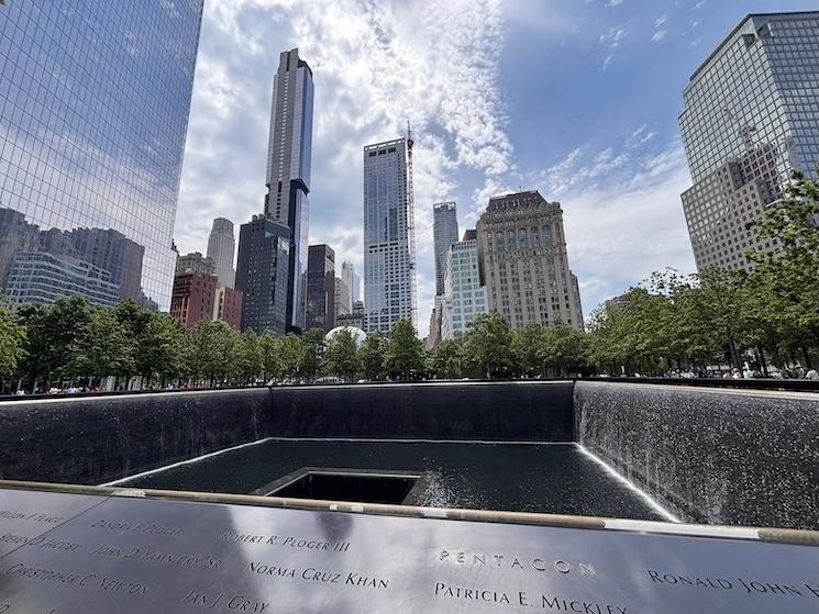 Les deux bassins des tours jumelles à New York, 25 ans après le 11 septembre