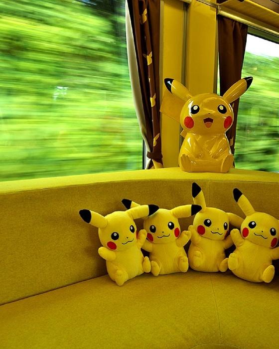 pikachou voyage en train au Japon