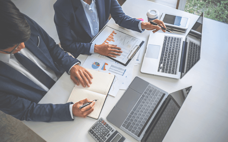 personnes qui travaillent devant des ordinateurs