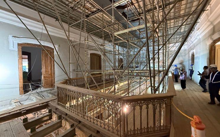 achée au cœur du complexe hospitalier PGI Cikini, dans le centre de Jakarta, la maison de Raden Saleh, pionnier de la peinture moderne en Indonésie, est en cours de rénovation. Reportage.