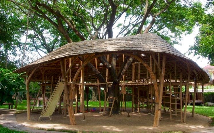 Structure de jeux pour enfants en bamboo au restaurant Triplets Eat and Play