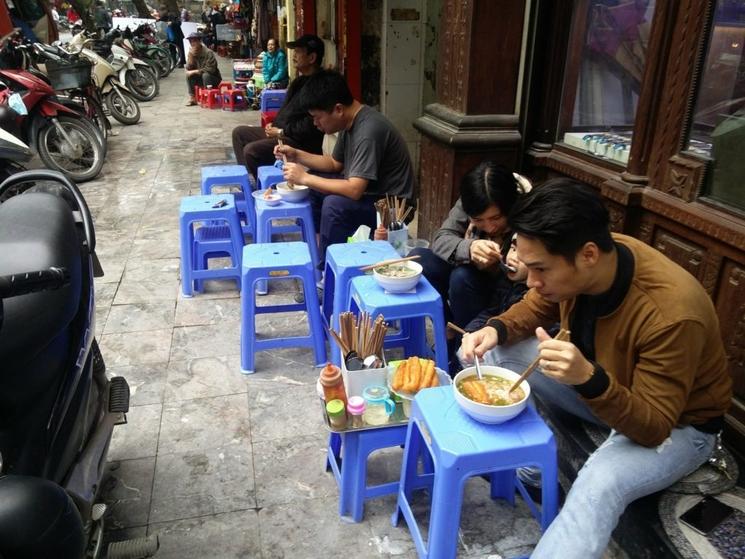 trottoirs encombrés à Hanoi