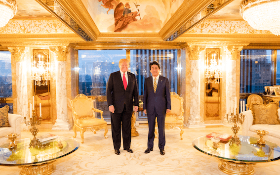 Le président Donald J. Trump et le Premier ministre japonais Shinzo Abe se serrent la main lors de leur dîner bilatéral, le 23 septembre 2018, dans la résidence privée du président à la Trump Tower à New York. Crédit : Shealah Craighead / Maison Blanche. Domaine public.