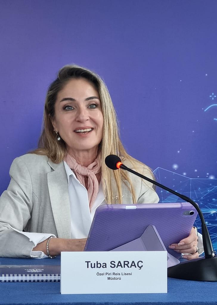 Tuba Saraç, directrice du lycée Arkas Piri Reis, lors de la conférence de presse à Izmir
