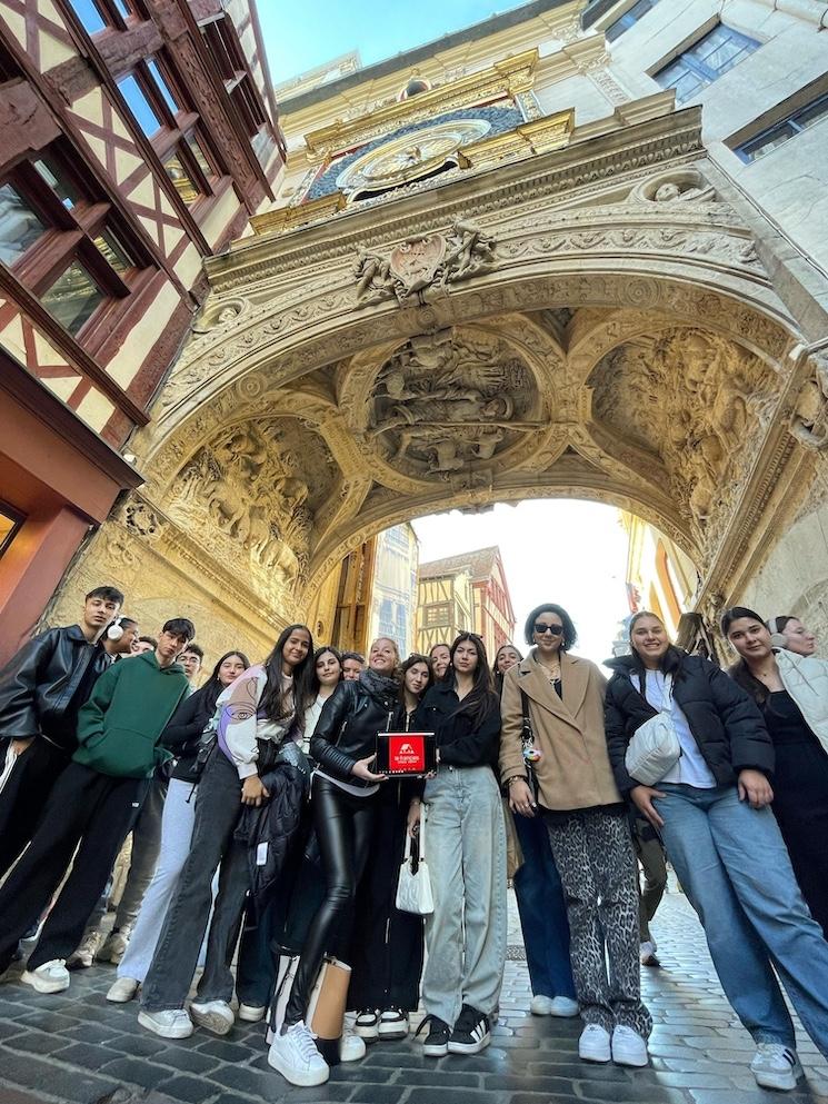 Groupe d’étudiants en séjour linguistique à Rouen devant le Gros-Horloge avec Le Français Chez Nous