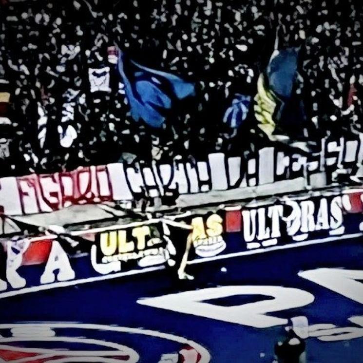 samedi 20 novembre, au Parc des Princes, lors d’un match de football entre le PSG et Nantes. En signe de solidarité les supporters parisiens ont déployé une grande banderole en italien : "Le Figaro, carta da cesso !