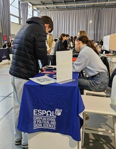 un étudiant consulte un exposant