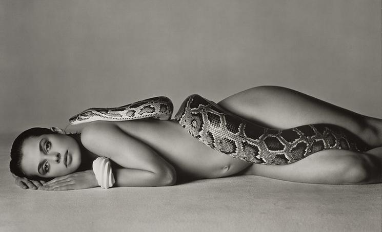 une femme allongée enveloppée par un serpent