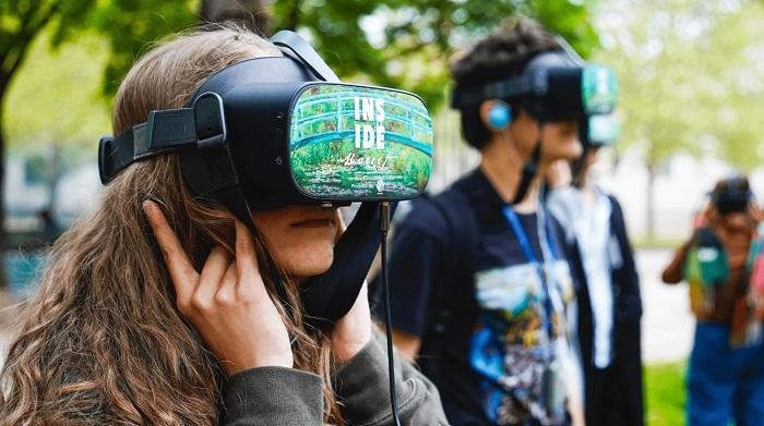 une femme porte le casque de réalité virtuelle