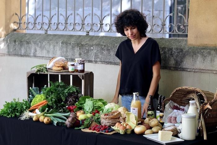 une productrice devant son stand