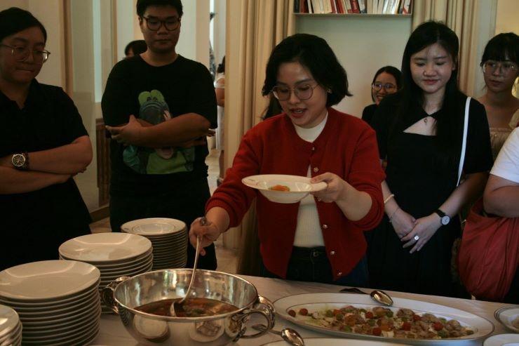 Une des participantes profitant du déjeuner composé des plats réalisés lors des ateliers
