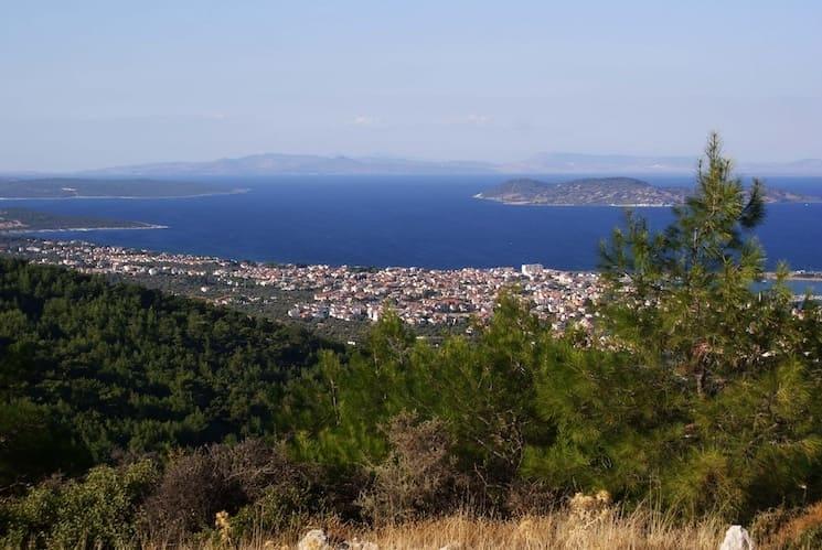 Vue panoramique d’Urla en Turquie entre collines et mer Égée, cadre fertile de la région viticole et agricole.