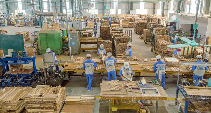 Usine de meubles et accessoires IKEA en bois, dans la Province de Tuyen Quang.