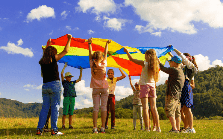 enfants qui jouent dans un camp de vacances l'été