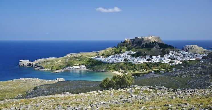 Vue de Lindos sur l’île de Rhodes en Grèce, destination prisée par les Turcs durant l’été 2025.