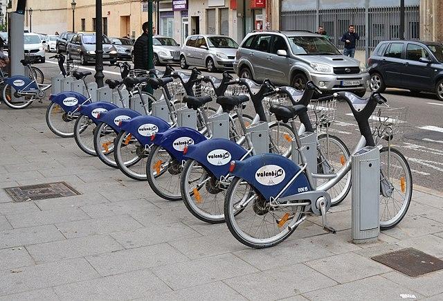 une rangee de velos valenbisi