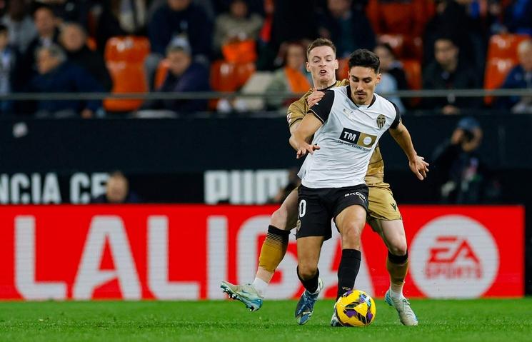 Saison 2024-25, Valencia contre la Real Sociedad, sur la photo André Almeida et Sergio Gómez.
