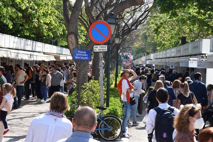 une foule devant des stands lors de la foire du livre à Valence