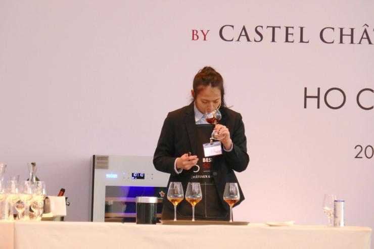 Vanessa Tan en pleine épreuve de dégustation à l’aveugle