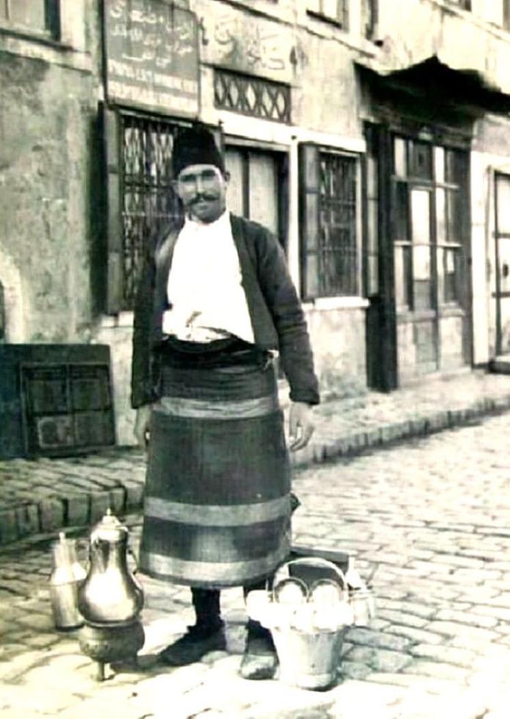Vendeur ambulant de boza dans les rues d’Istanbul à l’époque ottomane