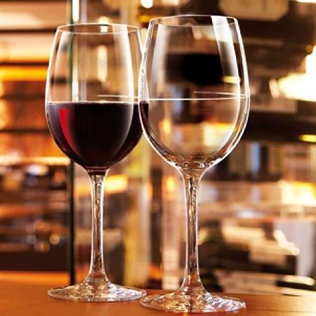 Verre de vin blanc et verre de vin rouge