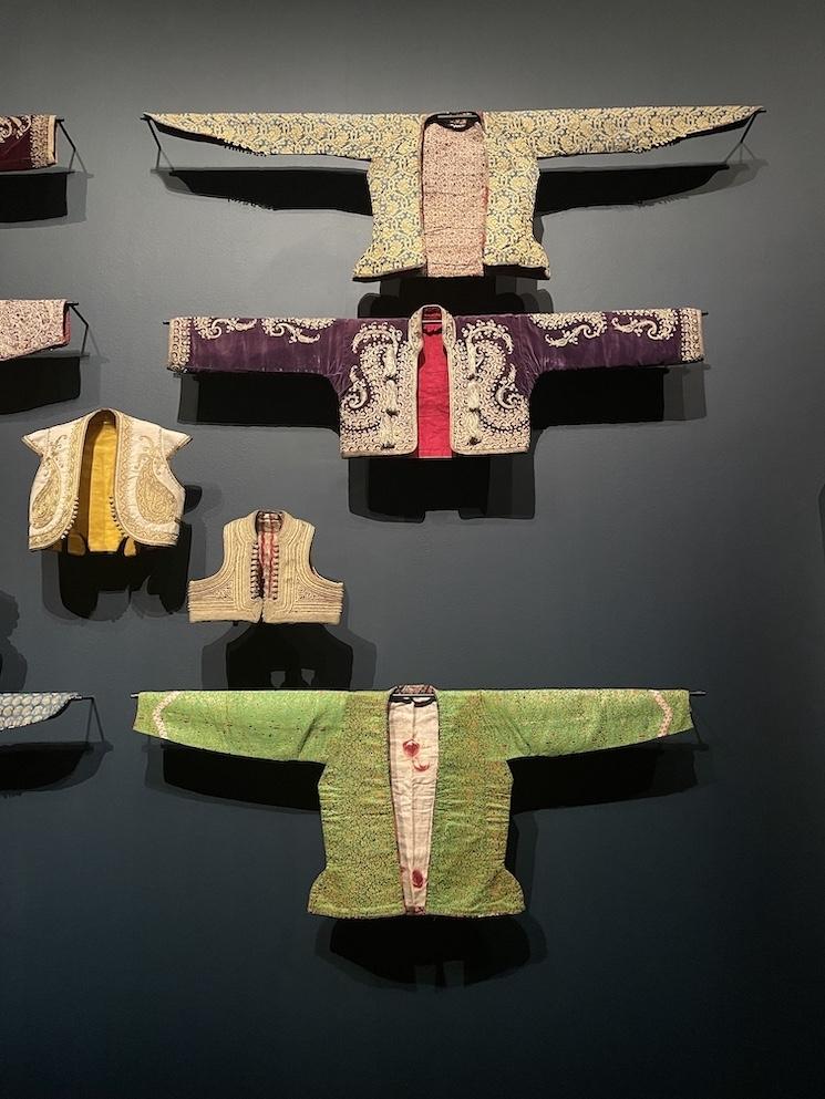 Vestes traditionnelles turques aux couleurs variées symbolisant la chance, la sagesse ou la foi, XIXᵉ siècle, exposition au musée du quai Branly