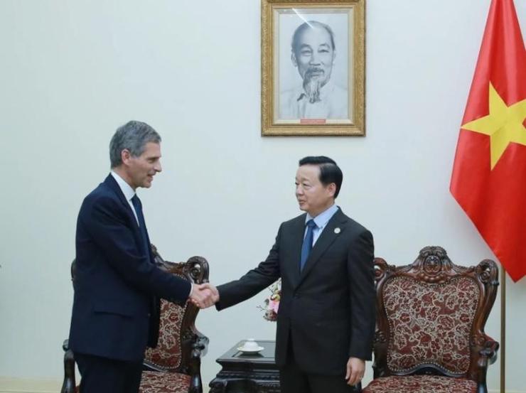 Le vice-Premier ministre Tran Hong Ha et Rodolphe Saadé, PDG de CMA-CGM