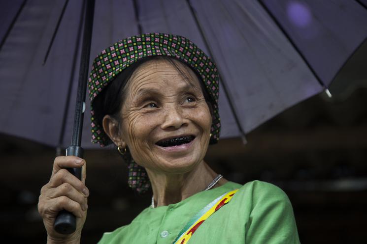 une vietnamienne qui sourit à la vie